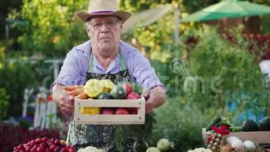 一位年迈的农夫正在农贸市场卖蔬菜